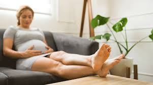 Hot or Cold Water for Swollen Feet During Pregnancy: What Truly Helps?