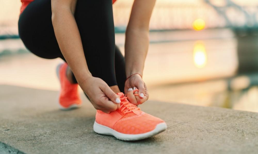 women-wearing-orange-arthritis-shoe-for-running